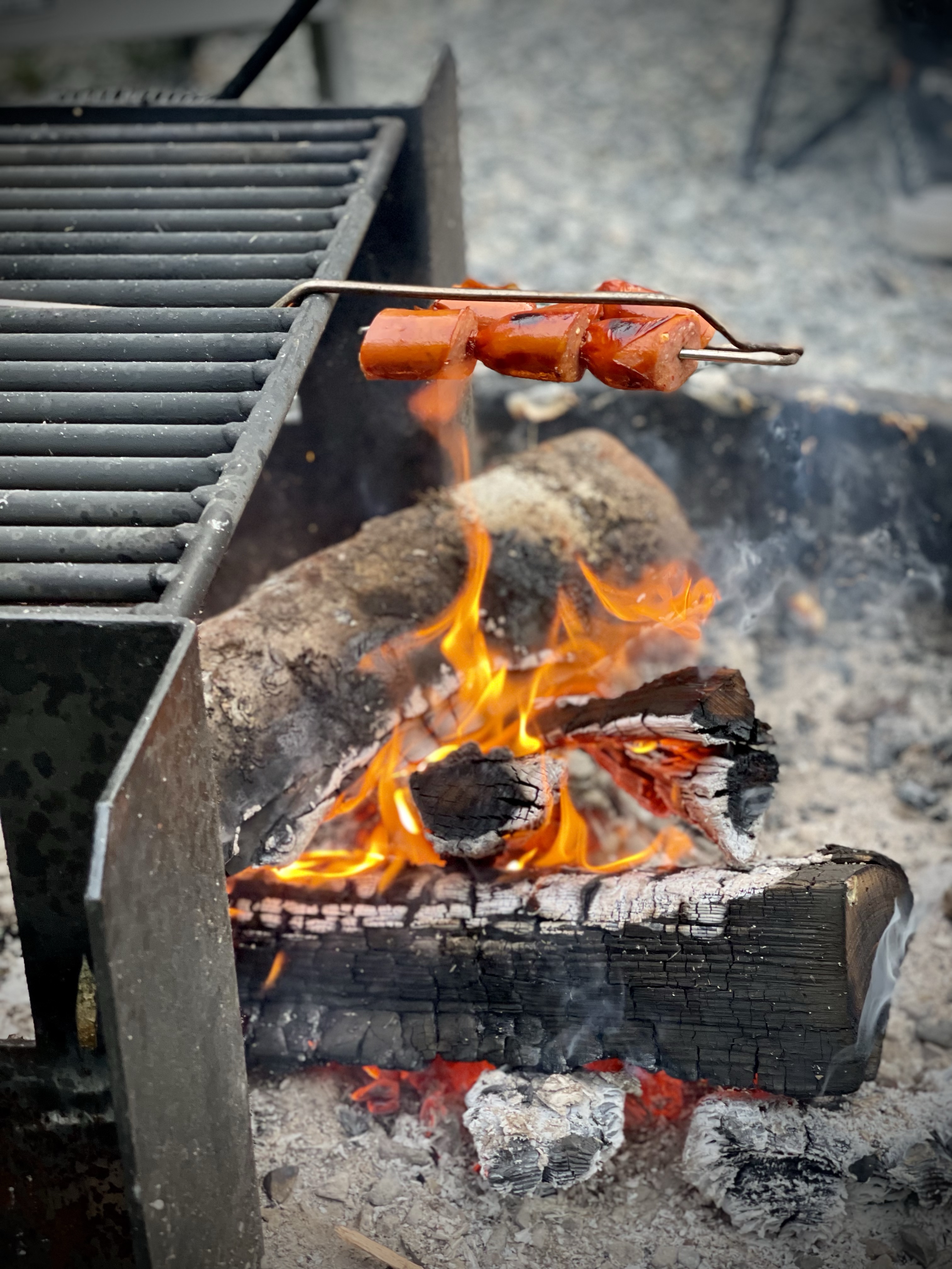 간장 양념에 달달하게 볶아먹는것도 맛있겠지만, 이렇게 바베큐로 소세지를 구워먹는것도 가끔은 괜찮지 않을까요?